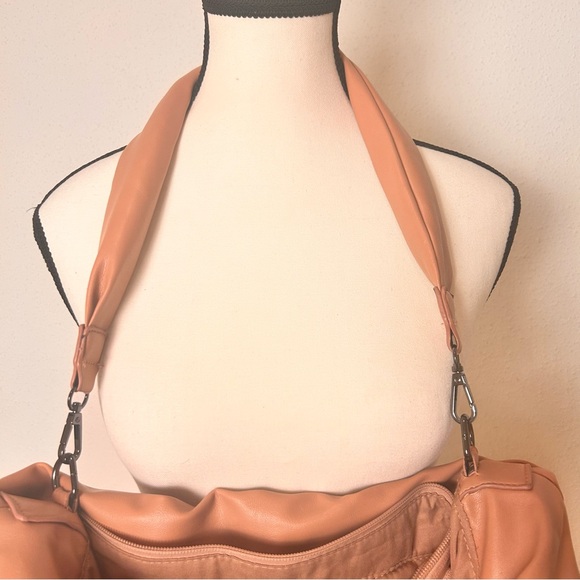 Rachel Roy puff purse & wallet set. Can be clipped on or detached from purse. - Picture 4 of 8